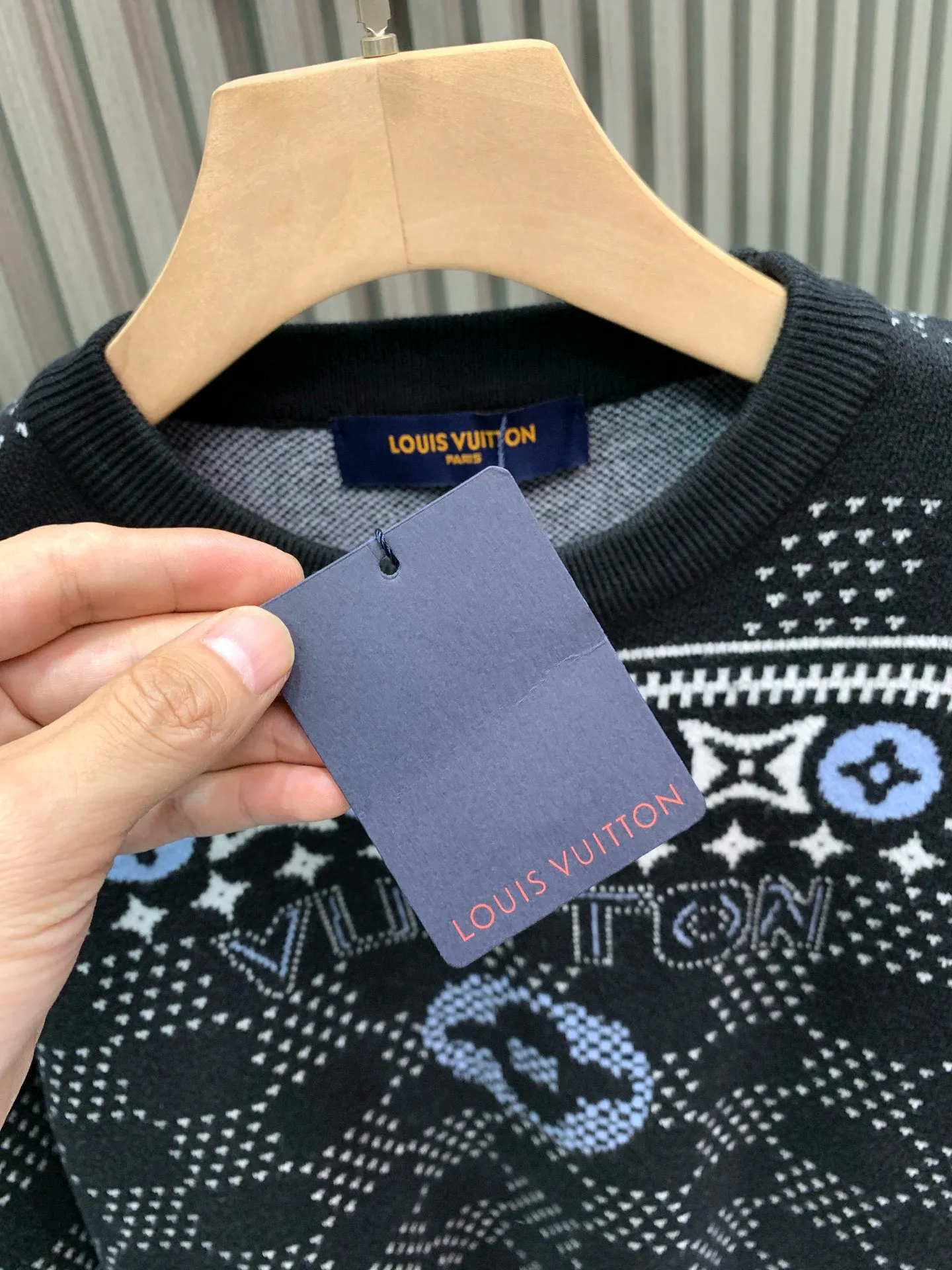 🅿️400 🀄️ Louis Vuitton Louis Vuitton 25Fw new autumn and winter style, full-print logo pattern crew neck sweater, exclusive high-end production, a style that people will fall in love with at first sight, full of Louis Vuitton style, using customized fabrics, the version is very good, it can have the lazy taste of the street, but also very casual and western style, the texture is super good, babies must arrange it